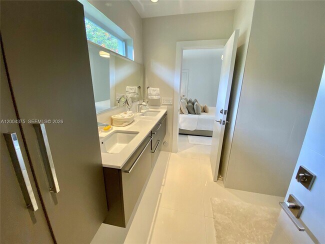 Building Photo - 265 N Shore Dr