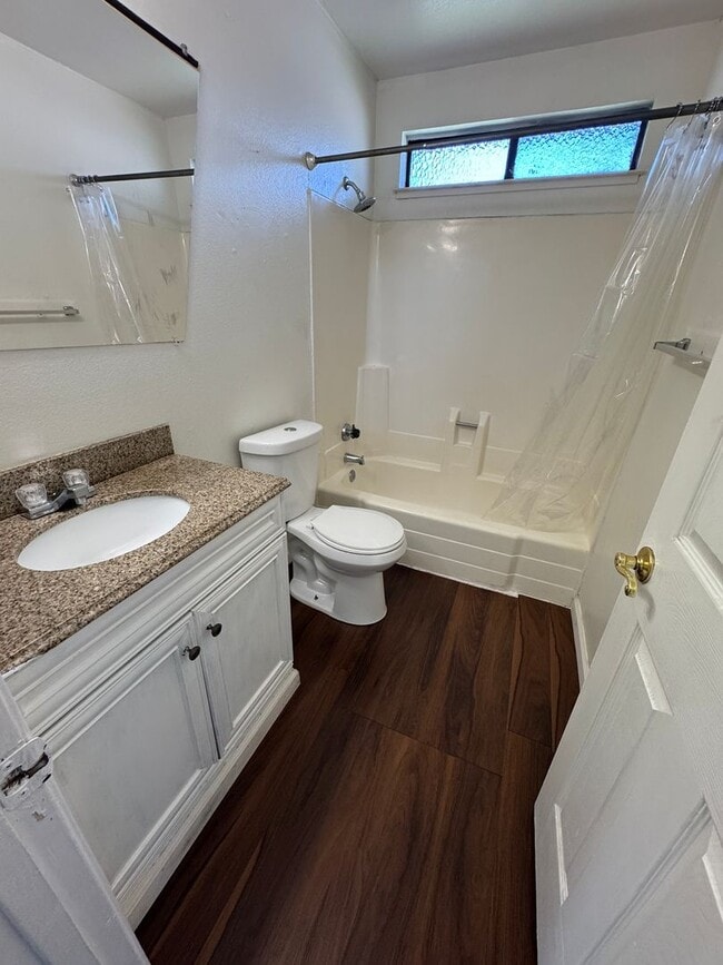 Building Photo - 2 bed 2 bath with 2 car garage