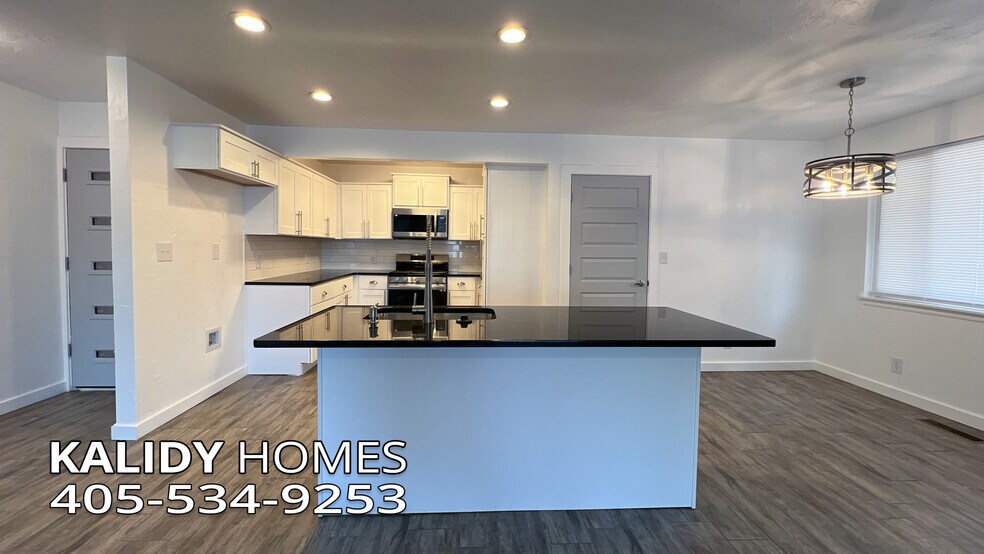 Building Photo - 702 Amity Ln