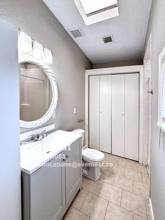 Building Photo - 3-Bedroom, 2-Bath Home with Pool and Conve...