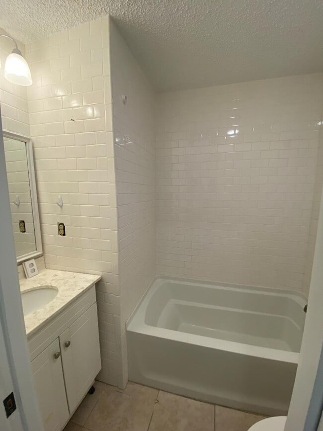 Building Photo - 4702 Jade St