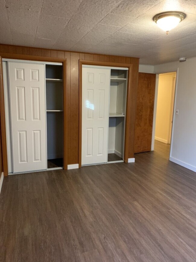 Building Photo - STUDENTS WELCOME! Spacious 5 Bed 2 Bath Ranch Home