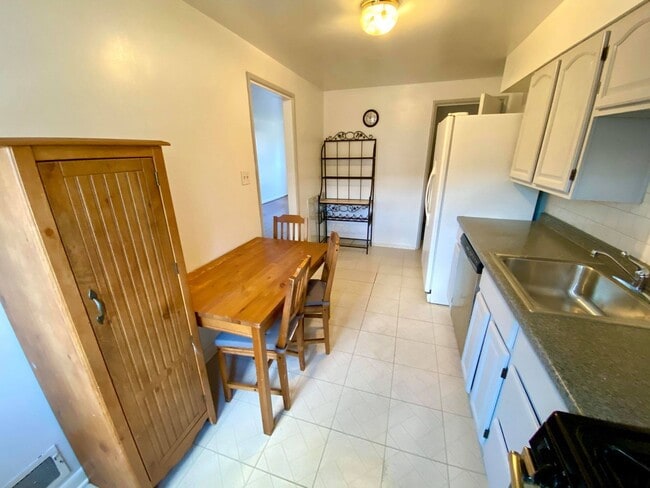 Building Photo - Charming 3Bed/1Bath in Cedonia Neighborhood