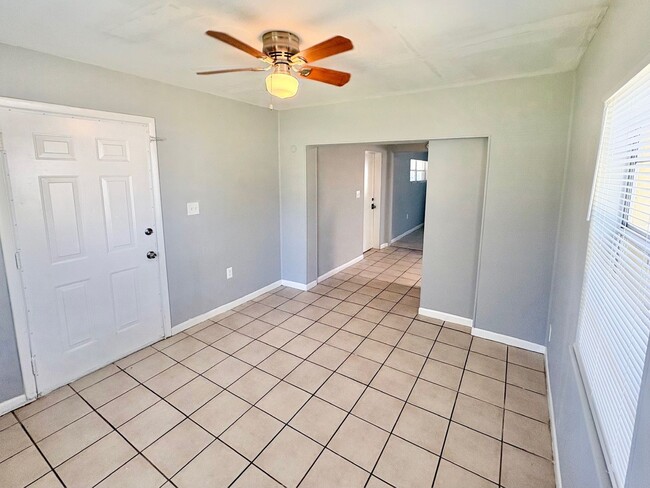 Building Photo - Charming 2 Bedroom Home with Fenced Yard & Screened Patio – Prime Location!