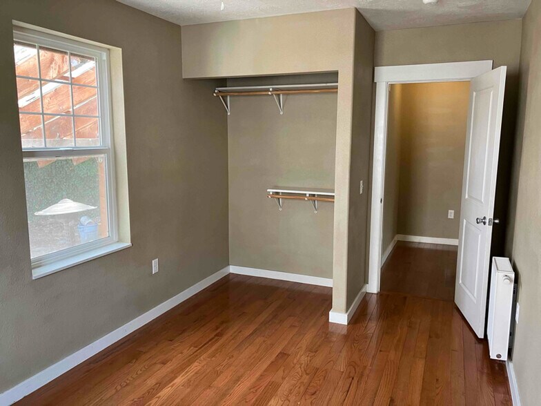 Building Photo - 235 Catron St N