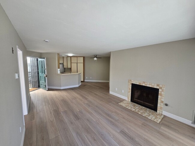 Building Photo - 2/2 Condo in Mira Mesa with Easy Freeway A...