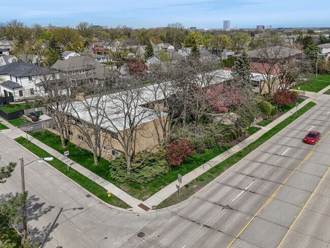 Building Photo - 2655 E Maple Rd