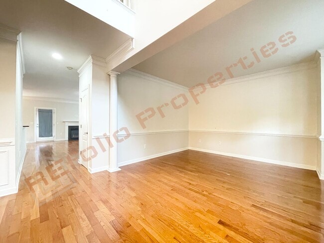 Building Photo - Lovely 5 Bedroom 4 Bathroom Single Family ...