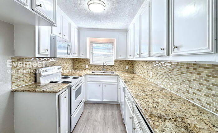 Building Photo - 2709 27th Ave N