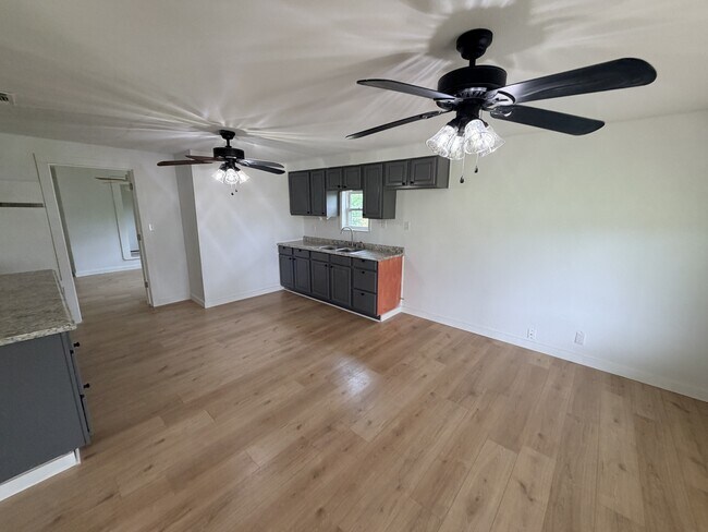 Building Photo - 421 N Archer St