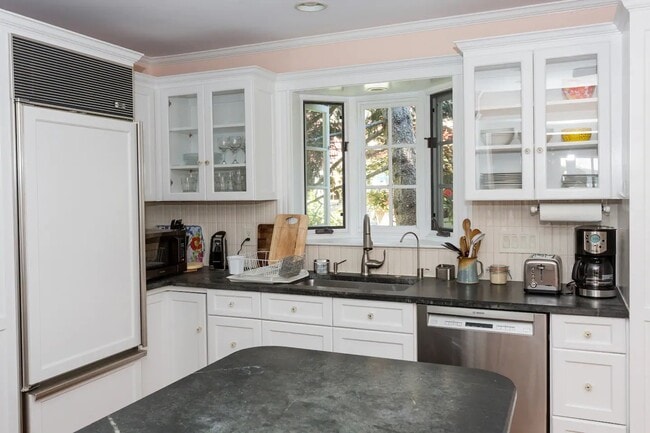 Building Photo - 16A Linden Pl