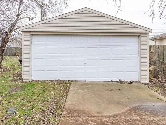 Building Photo - Unicorn alert!!!  5 bedroom 2 story home of your dreams!