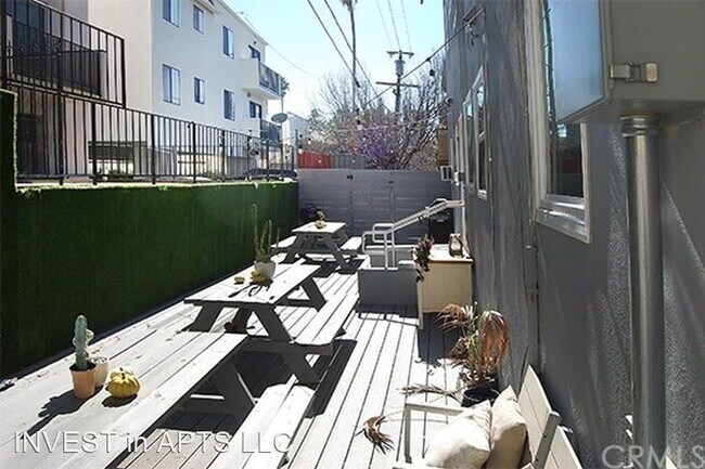 Building Photo - 2050 Dracena Dr