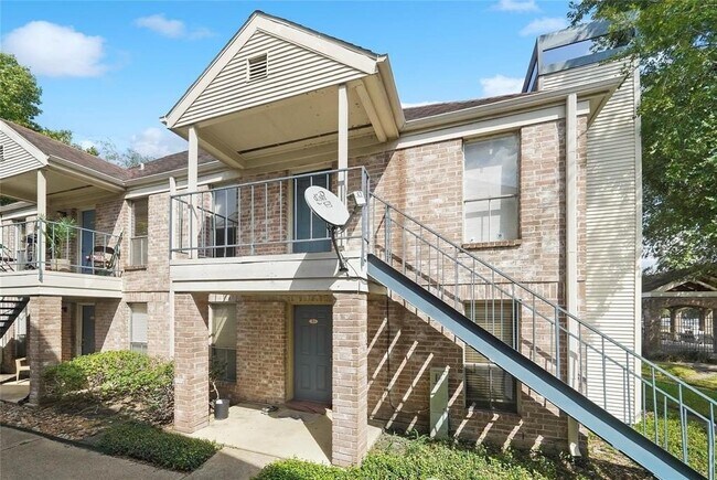 Building Photo - 3900 Woodchase Dr