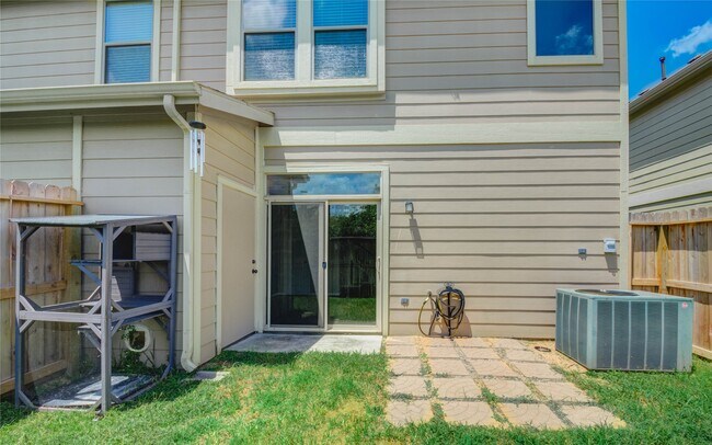 Building Photo - 16110 Limestone Lake Dr