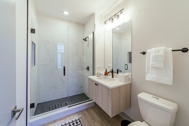 Building Photo - 1954 W North Ave