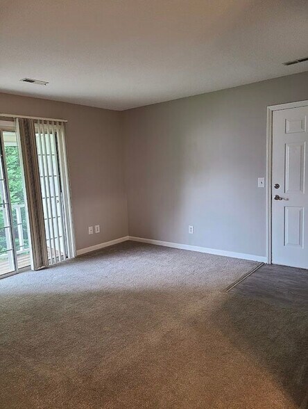 Living room - 5661 Hornaday Rd