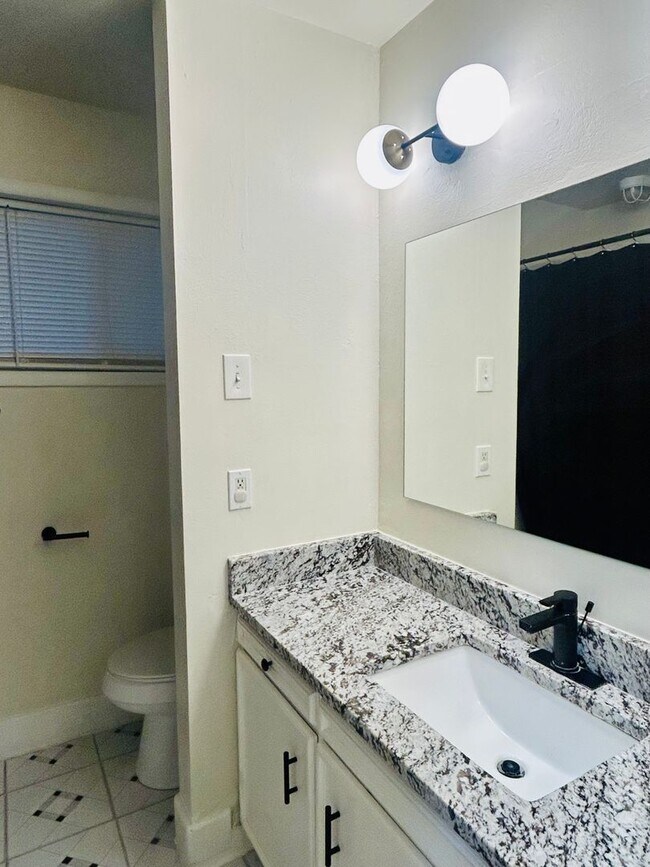 Building Photo - Updated 3 bedroom home in great location!