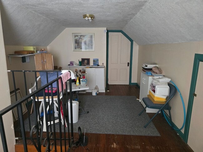 Building Photo - Cozy Home