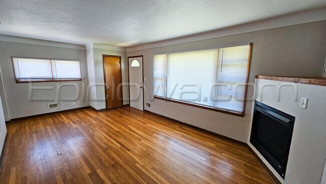 Building Photo - 1130 Longview Dr