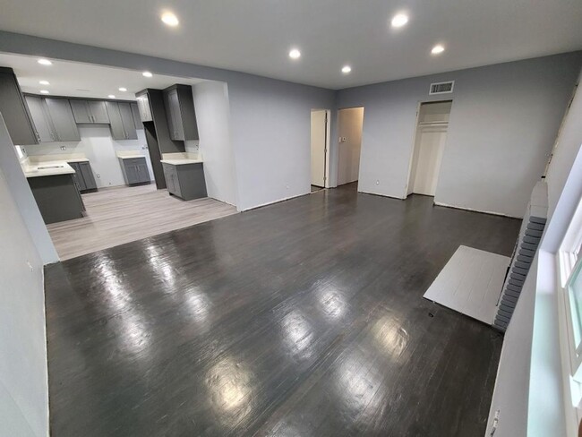 Building Photo - Renovated 3 Bed 1 Bath Home in Whittier w/...