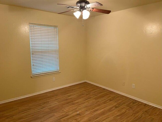 Building Photo - 3 bed plus office with storm shelter in Moore Schools!