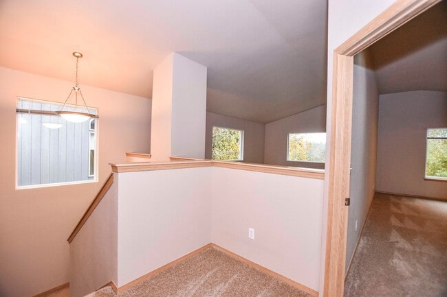 Building Photo - 2-story home on private cul-de-sac!