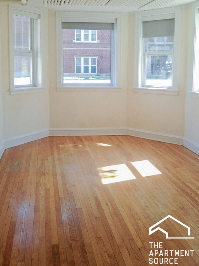 Building Photo - 2206 W Foster Ave