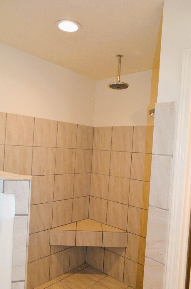 Building Photo - Country setting... on 2.69 acres!