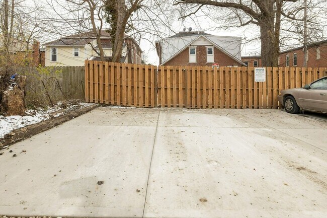 Building Photo - Clark Pl  60-64 MLR