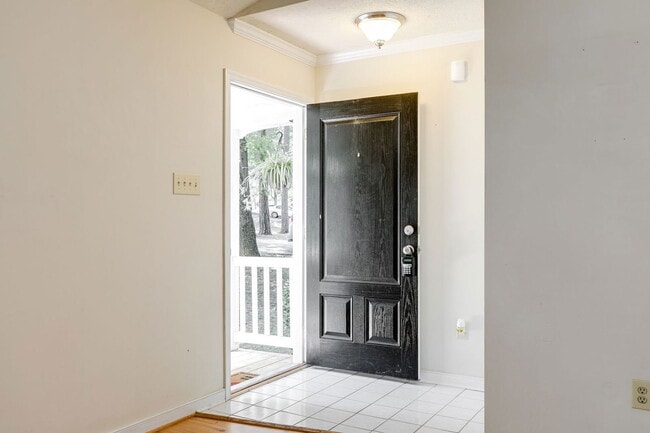 Building Photo - 2290 Greenfield Dr