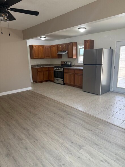 Building Photo - 3733 Rhodes Ln