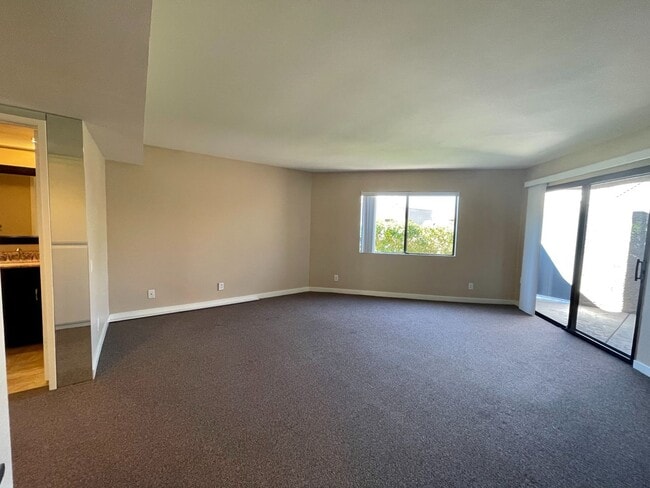 Building Photo - COMING SOON!!! LOVELY 2 Bed/2 Bath Condo Across From The River!!!