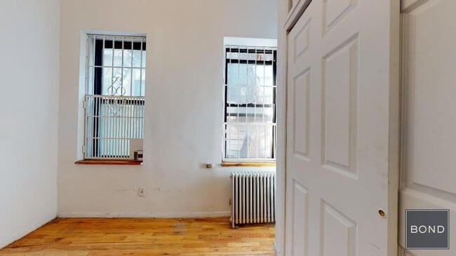 Building Photo - 214 E 10th St