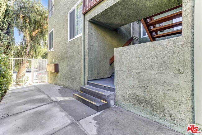 Building Photo - 6155 Reseda Blvd