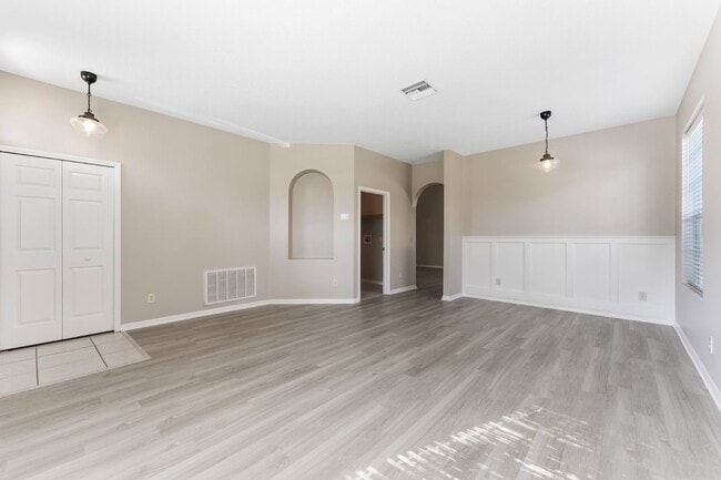 Building Photo - Absolutely stunning 3BR/2BA & 2-Car Garage home in highly sought-after Ballantrae community