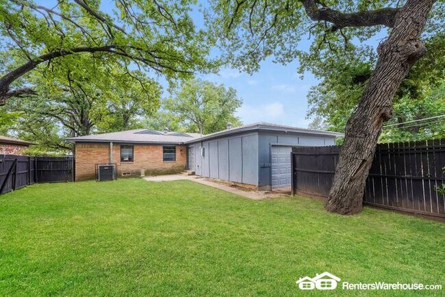 Building Photo - Newly renovated spacious 4 bed/2 bath, wit...