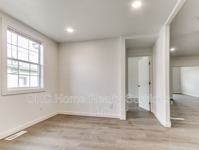 Building Photo - 1812 W Noble Ave