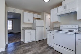 Building Photo - 3 bedroom 2 bath townhouse downtown Hillsboro!