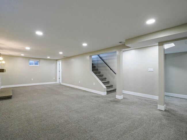 Building Photo - 5 Bedroom, 2.5 Bathrooms Home