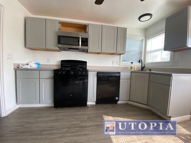 Building Photo - Charming Pleasure Point Home With Large Yard