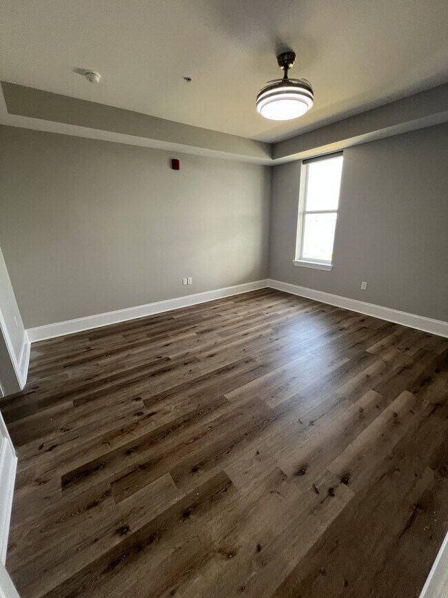 Building Photo - 3900 Lakeshore Blvd E