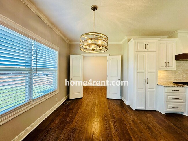 Building Photo - Nearly New Luxury Home in Blue Valley Schools!