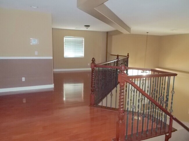 Building Photo - Beautiful 4BR Home with Pool, Loft, and 3-...