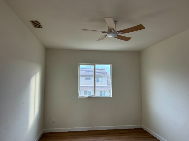 Building Photo - 3048 San Luis Dr