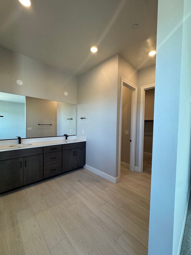 Building Photo - 1521 Golf Club Dr