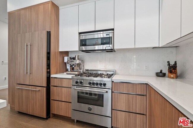 Building Photo - 1251 N Formosa Ave