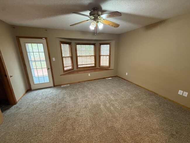 Building Photo - Spacious 5 Bedroom Home in a Peaceful Country Setting