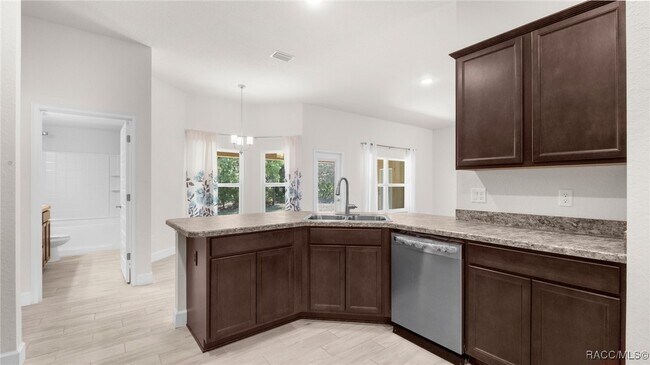 Building Photo - 23 Lone Pine St