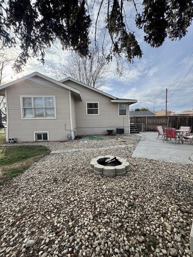 Building Photo - 560 E 6th N